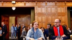 Penasihat hukum Jerman Tania von Uslar-Gleichen (kiri) menghadiri sidang putusan atas permintaan Nikaragua untuk menghentikan ekspor senjata ke Israel di International Court of Justice, Den Haag, Belanda, Selasa, 30 April 2024. (Foto: Piroschka van de Wouw/Reuters)