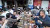 Warga China sedang makan bersama di Provinsi Shandong timur, China. (Foto: AFP)