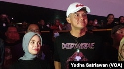 Gubernur Jateng Ganjar ikut nonton konser Deep Purple, Jumat (10/3). (Foto: VOA/ Yudha satriawan)