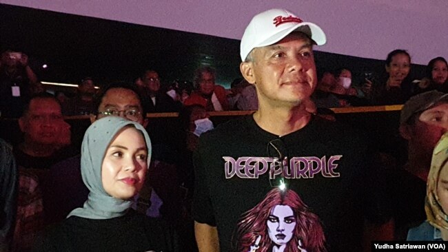 Gubernur Jateng Ganjar ikut nonton konser Deep Purple, Jumat (10/3). (Foto: VOA/ Yudha satriawan)