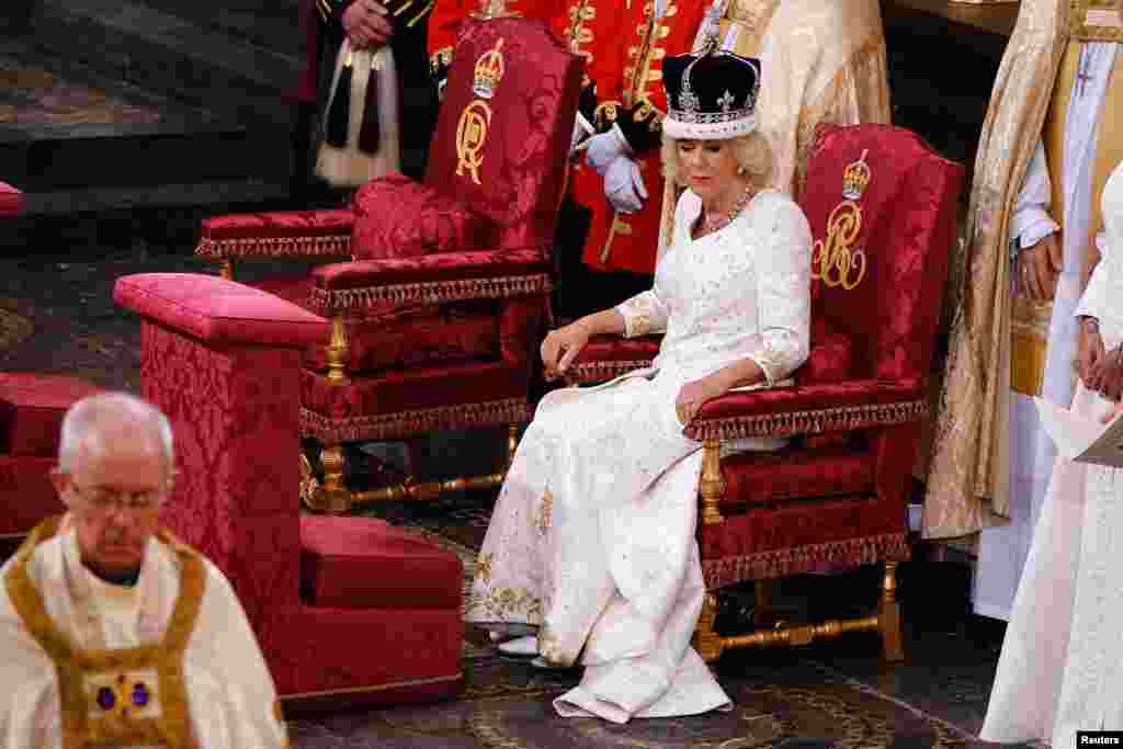 La reina Camila luciendo la corona de la reina María durante su ceremonia de coronación en la Abadía de Westminster, Londres.