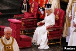 Vương hậu Camilla đội Vương miện của Nữ hoàng Mary trong lễ đăng quang ở Tu viện Westminster, London, ngày 6 tháng 5 năm 2023.