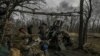 Sejumlah tentara Ukraina menembakkan senjata artileri ke arah posisi pasukan Rusia di garis depan di dekat Kota Bakhmut di tengah invasi Rusia, Sabtu, 11 Maret 2023. (Foto: Aris Messinis/AFP)