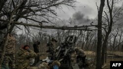Lính Ukraine bắn lựu pháo về các vị trí quân Nga ở Bakhmut