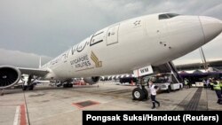 Psawat milik maskapai penerbangan Singapore Airlines terlihat di landasan setelah meminta pendaratan darurat di Bandara Internasional Suvarnabhumi Bangkok, Thailand, 21 Mei 2024.