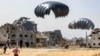Луѓе брзаат дo пакети со хуманитарна помош фрлени над северниот дел на појасот Газа на 23 април 2024 година
