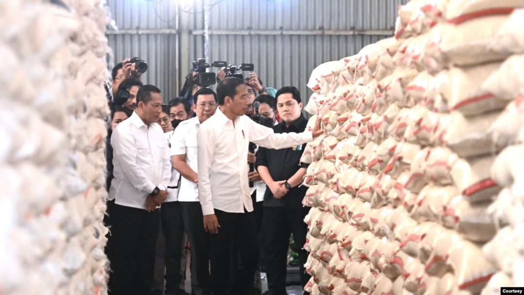 Presiden Jokowi meninjau stok cadangan beras nasional di Gudang Perum Bulog, di Kabupaten Bogor, Jawa Barat, Senin (11/9) (Biro Setpres)
