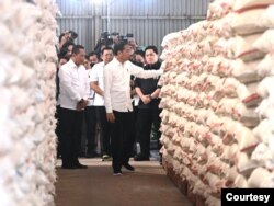 Presiden Jokowi meninjau stok cadangan beras nasional di Gudang Perum Bulog di Kabupaten Bogor, Jawa Barat, Senin (11/9) (Biro Setpres)