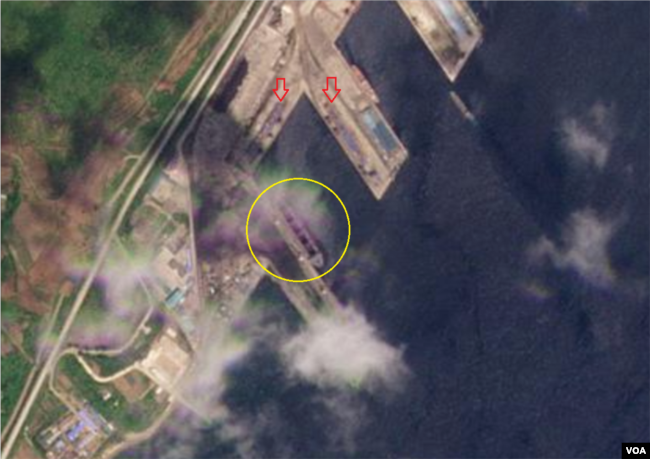 라진항을 촬영한 지난 2일 자 위성사진에 190m 길이의 대형 선박이 보인다. 바로 옆 부두에선 북러 무기거래 의혹 제기 당시 불거진 컨테이너 더미(화살표)도 볼 수 있다. 사진=Planet Labs
