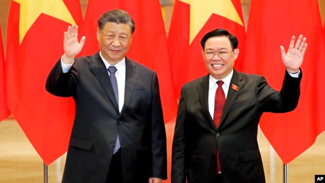 Chủ tịch Quốc hội Việt Nam Vương Đình Huệ (phải) chụp ảnh chung với Chủ tịch Trung Quốc Tập Cận Bình khi ông Tập đến thăm Việt Nam, ngày 13/12/2023.