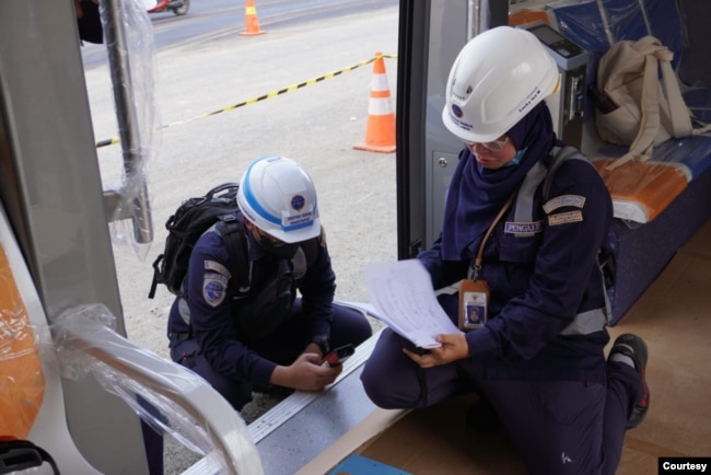 Teknisi dari Kementerian Perhubungan tengah memeriksa kesiapan Autonomous Rail Transit (ART). (Courtesy: Kementerian Perhubungan Indonesia)