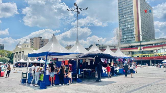 Padres y representantes han optado por adquirir los útiles escolares de sus hijos de forma fraccionada. [Foto: Fabiana Rondón, VOA]