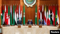 Sekjen Liga Arab Ahmed Aboul Gheit (tengah) selama sesi pembukaan pertemuan para menteri luar negeri Arab di Markas Besar Liga Arab, untuk membahas keanggotaan Suriah dan krisis Sudan, di Kairo, Mesir 7 Mei 2023.

