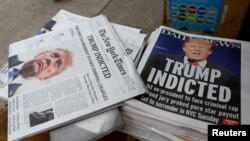 New York newspapers are displayed at a newsstand following former U.S. President Donald Trump's indictment by a Manhattan grand jury following a probe into hush money paid to porn star Stormy Daniels, in New York, March 31, 2023. (REUTERS/Mike Segar)