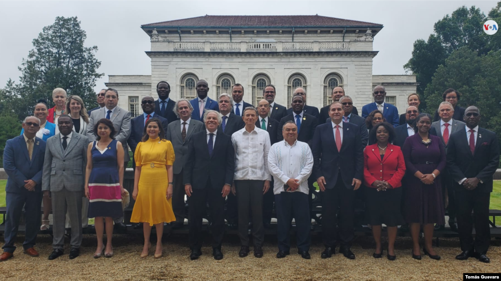 Los 24 cancilleres latinoamericanos y del Caribe presentes y embajadores de los 33 países activos de la OEA posan este jueves para foto oficial de la 53 Asamblea General del organismo que se realiza en Washington. [Foto: Tomás Guevara, VOA]