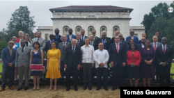 Los 24 cancilleres latinoamericanos y del Caribe presentes y embajadores, de los 33 países activos de la OEA, posan este jueves para foto oficial de la 53 Asamblea General del organismo que se realiza en Washington. [Foto: Tomás Guevara, VOA]