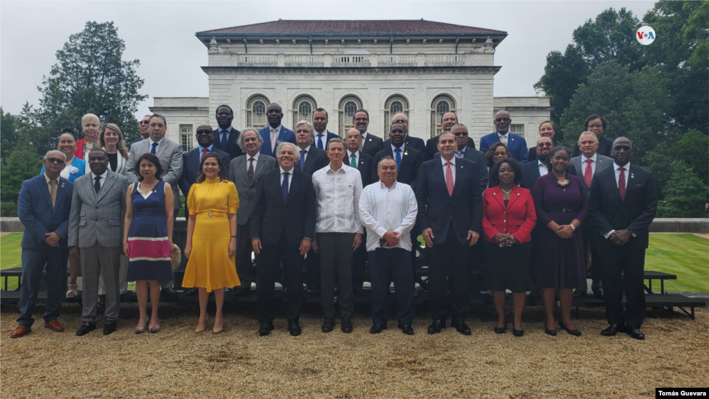 Los 24 cancilleres latinoamericanos y del Caribe presentes en la Asamblea General de la OEA en Washington posan para la foto oficial de la 53a edición del encuentro de la máxima autoridad del organismo.