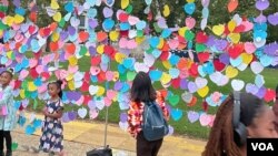 Corazones con mensajes por la paz ponen más color en el Festival Mundial de la Cultura