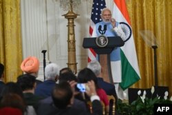 Perdana Menteri India Narendra Modi berbicara dalam konferensi pers bersama dengan Presiden AS Joe Biden di Ruang Timur Gedung Putih di Washington, DC, pada 22 Juni 2023. (Foto: AFP)