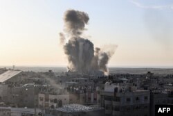 Moshi ukifuka kufuatia shambulio la anga la Israel huko Rafah, Oktoba 30 2023. Picha na SAID KHATIB / AFP.