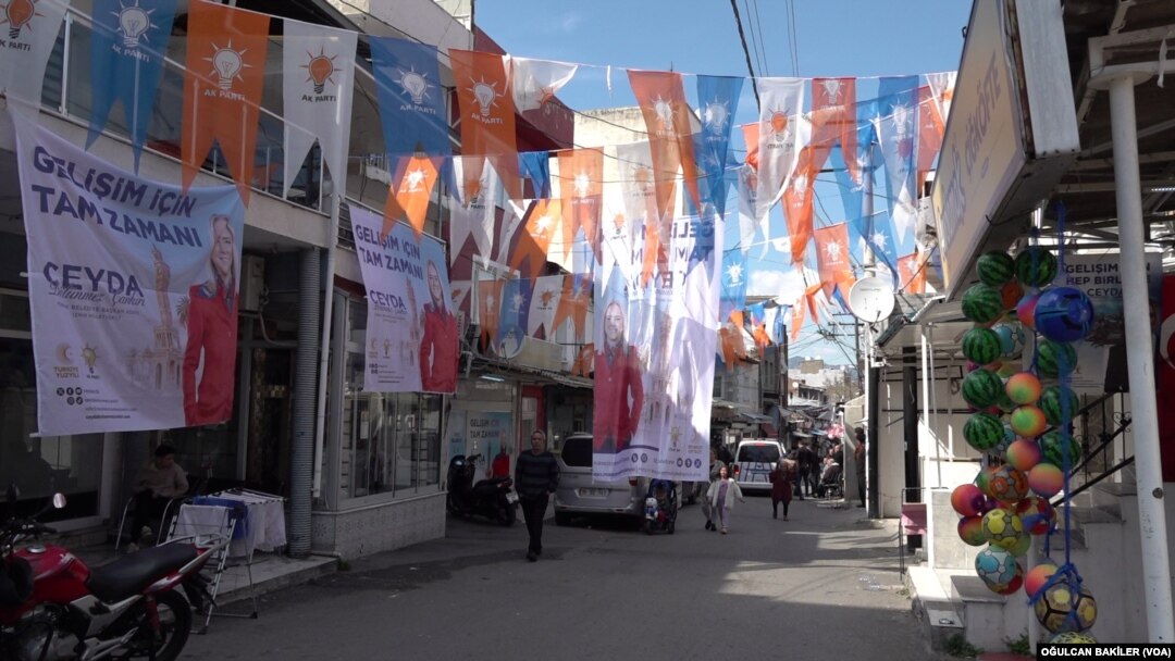 Hilal Mahallesi’nde 31 Mart yerel seçimleri öncesi AK Parti’ye ait bayrak ve posterler ağırlıkta.