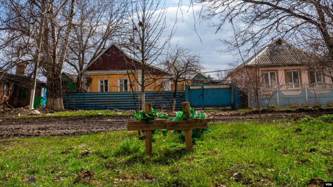 Porodice sahranjuju najmilije u baštama i poljima jer je groblje na prvoj liniji fronta, u Siversku, Ukrajina, 4. aprila 2023. (Yan Boechat/VOA)