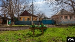 Families bury loved ones in gardens and fields because the cemetery is on the front lines, in Siversk, Ukraine, April 4, 2023. (Yan Boechat/VOA)