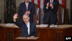 지난 2015년 3월 베냐민 네타냐후 이스라엘 총리가 미국을 방문해 워싱턴 DC의 국회의사당에서 열린 미국 의회 합동회의에서 연설한 후 손을 흔들고 있다. (자료화면)