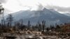 Sebuah wilayah blok perumahan di Jasper, Alberta, terbakar oleh si jago merah yang melalap wilayah hutan Kanada pada 26 Juli 2024. (Foto: Amber Bracken/Pool via Reuters)