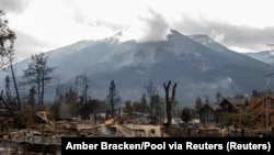 Sebuah wilayah blok perumahan di Jasper, Alberta, terbakar oleh si jago merah yang melalap wilayah hutan Kanada pada 26 Juli 2024. (Foto: Amber Bracken/Pool via Reuters)