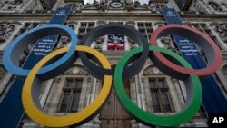 Олимпийские кольца перед зданием Парижской мэрии, 30 апреля 2023 года.