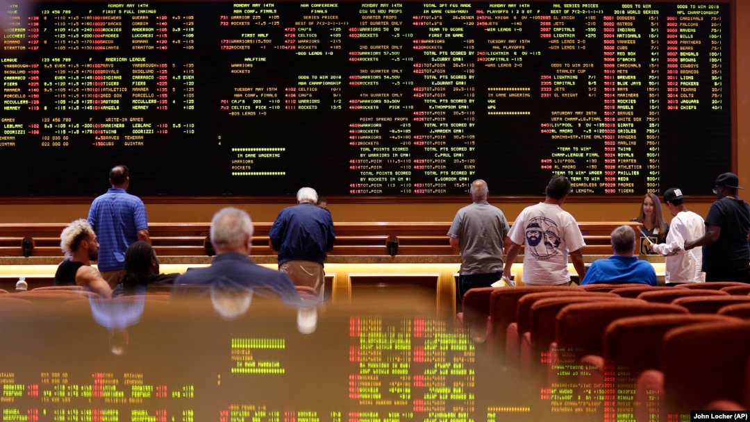 Igrači kladionice posmatraju kvote i ispunjavaju tikete u jednom od kasina u Las Vegasu, 14. maja 2018. godine, na dan kad je Vrhovni sud SAD dozvolio saveznim državama da legalizuju sportsko klađenje. (Foto: AP/John Locher)