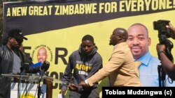 Omunye wamapholisa azame ukubopha isikhulumeli seCCC uMnu Promise Mkhwananzi ngoMgqibelo ubegqoke i-hoodie ebhalwe 'United States Army.'