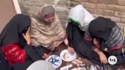 Afghan woman teaches jewelry making to refugee girls in Pakistan
