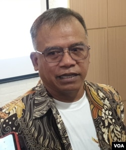 Peneliti Universitas Slamet Riyadi Solo, Doktor Suwardi, saat merilis riset hasil pilkada di Solo, pekan lalu. (VOA/Yudha Satriawan)