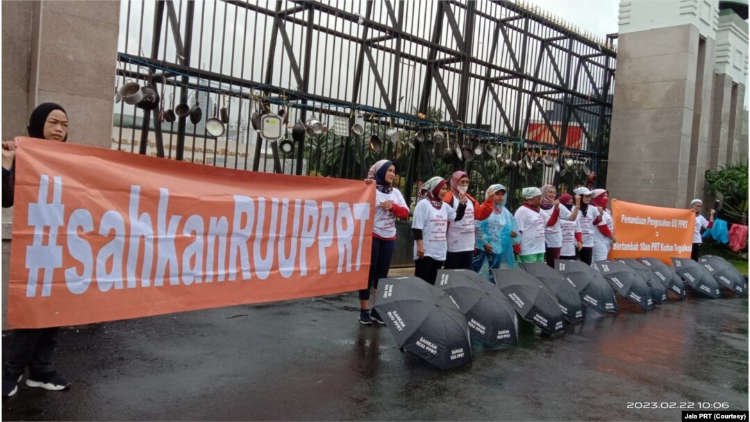 Sejumlah pekerja rumah tangga yang turut berdemonstrasi menuntut RUU PRT segera disahkan. (Foto: Courtesy/Jala PRT)