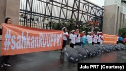 Sejumlah pekerja rumah tangga yang turut berdemonstrasi menuntut RUU PRT segera disahkan. (Foto: Courtesy/Jala PRT)