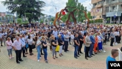 Okupljeni Srbi na protestu na kom je pročitana Vidovdanska deklaracija Srba sa Kosova, u Severnoj Mitrovici, 27. juna 2023. (Foto: Glas Amerike/Budimir Ničić)