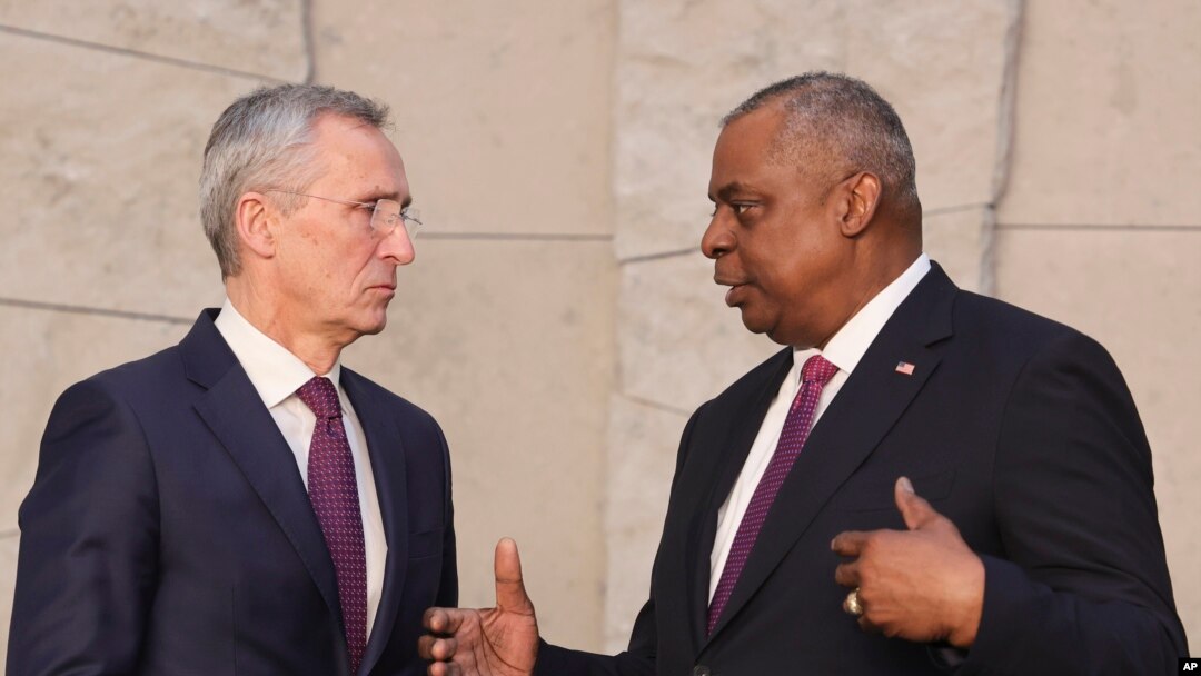 Sekretaris Jenderal NATO Jens Stoltenberg (kiri) dan Menteri Pertahanan AS Lloyd Austin berbicara dalam pertemuan di Brussels, Belgia, pada 15 Februari 2023. (Foto: AP/Olivier Matthys)