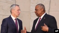 Sekretaris Jenderal NATO Jens Stoltenberg (kiri) dan Menteri Pertahanan AS Lloyd Austin berbicara dalam pertemuan di Brussels, Belgia, pada 15 Februari 2023. (Foto: AP/Olivier Matthys)