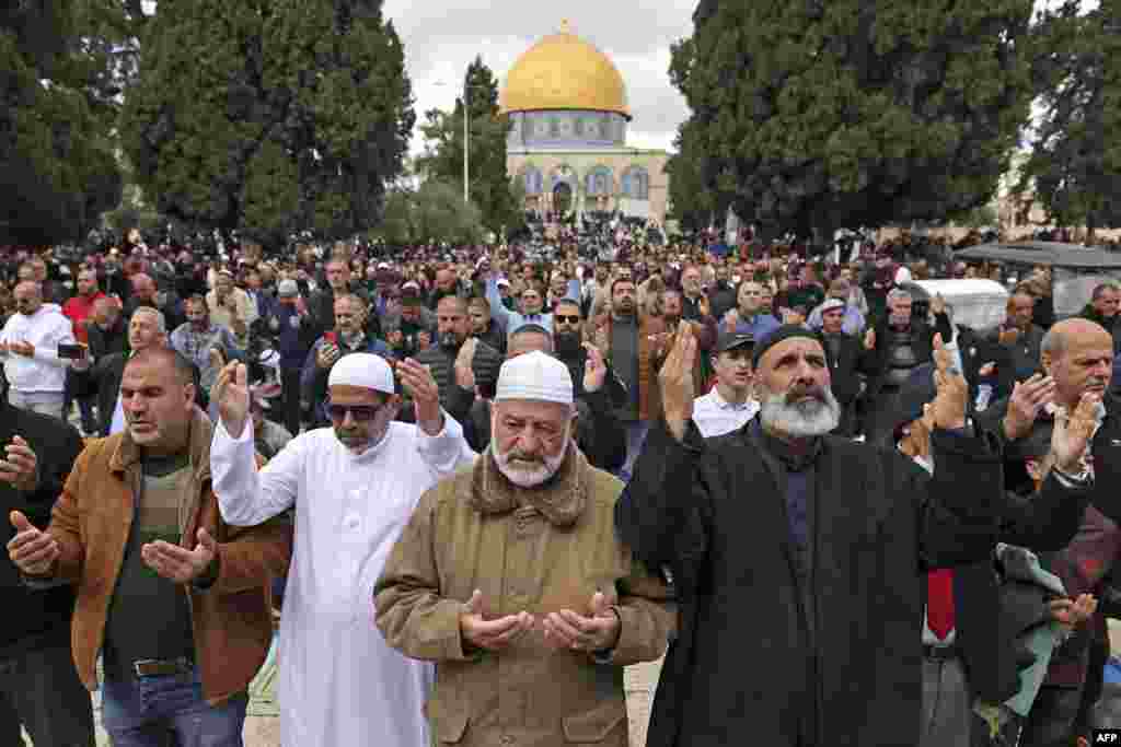 یروشلم کے الاقصیٰ کمپاؤنڈ میں مسلمانوں کی بڑی تعداد نمازِ جمعہ کے لیے جمع ہوئی۔