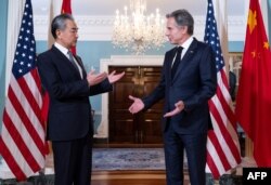 Menteri Luar Negeri AS Antony Blinken berbincang dengan Menteri Luar Negeri China Wang Yi sebelum pertemuan bilateral di Washington, Kamis, 26 Oktober 2023. (Foto: Saul Loeb/AFP)