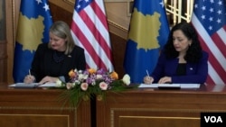Podsekretarka SAD za javnu diplomatiju Elizabet Alen i predsednica Kosova Vjosa Osmani potpisuju sporazum o razumevanju između SAD i Kosova o spečavanju širenja dezinformacija, u Prištini, 19. maja 2024. (Foto: Glas Amerike/Budimir Ničić)