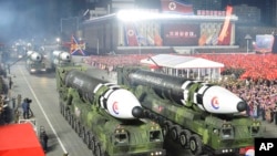 Rudal-rudal antarbenua Hwasong-17 dipamerkan dalam parade militer di Pyongyang, Korea Utara, 8 Februari 2023. (Foto: Korean Central News Agency/Korea News Service via AP, File)