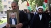 Seorang pria tampak membawa foto pemimpin Hamas, Ismail Haniyeh, menyusul pembunuhan terhadapnya, dalam sebuah aksi massa di Teheran, Iran, pada 31 Juli 2024. (Foto: Majid Asgaripour/WANA (West Asia News Agency) via Reuters)