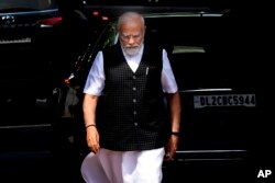 Perdana Menteri India Narendra Modi tiba pada hari pembukaan sesi monsun parlemen India di New Delhi, 20 Juli 2023. (Foto: AP)