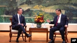 加州州长加文·纽森在北京人民大会堂同中国国家主席习近平会谈。（2023年10月25日）