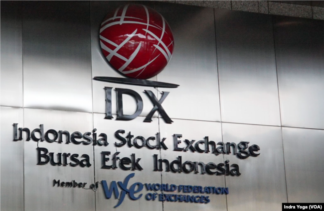 Kinerja pasar modal Indonesia sepanjang tahun ini diklaim cemerlang, termasuk pertumbuhan investornya yang masih didominasi oleh kalangan anak muda. (Foto: VOA/Indra Yoga)