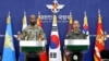 驻韩美军泰勒上校（左）与韩国参谋长联席会议的李成俊上校在首尔举行的国防部“自由护盾”演习新闻发布会上。（2023年3月3日）