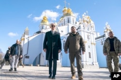 2023年2月20日，拜登总统未经事先宣布突然造访基辅。照片显示拜登总统同乌克兰总统泽连斯基站在基辅市中心的圣米迦勒金顶修道院前。